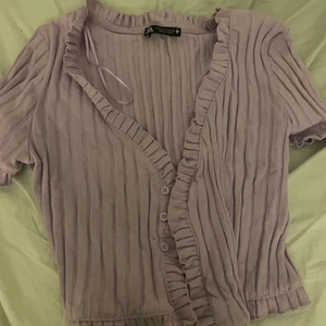 En lila tröja från zara  - En super söt tröja från zara i storlek S, har använt en gång. 