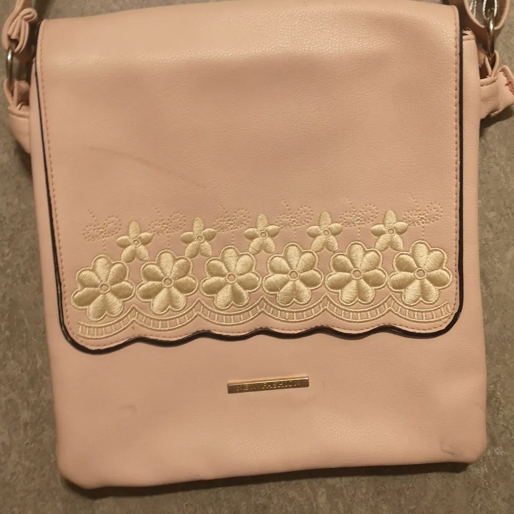 En rosa väska som är med jätte fin detljar och söta man kan diskutera om priset ☺️. . Väskor.