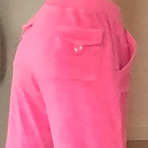 Juicy couture  - Jättefina juicy byxor (dock vet jag inte äkthet men lappen finns med så jag vet inte) Skriv privat om ni vill ha fler bilder. Denna modell säljs inte längre så de är limited edition💓 Buda gärna! Skriv gällande frakt också!