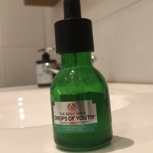 Body shop serum💚🌿 - Älskar verkligen detta serum men måste sälja pga för mycket hudvård:(🌿 Har använt ungefär halva (se bild 2). Startar vid 20kr då värdet är ca 375kr. Serumet ger glow, gör din hud len och jämnar ut hudtonen✨