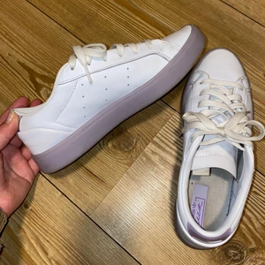 Adidas sleek shoes  - Storlek 39 1/3 Hyfsat låga, platt sula men ändå bekväm, lite små i storleken främst vid tårna. Använda ungefär 4 ggr men de är i princip i nyskick, fortfarande vita.