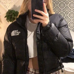 North face Nuptse short Croped 700 jacka - Jacka från North face i stl XS. Modell cropped. Vinterjacka i dun, 90% dun 10% fjäder. Bystmått: 43cm. Ärm 60cm. Jackans längd 44cm. Fickor med dragkedja i sidorna. En innerficka. Dragsko I sidorna längst ned. Perfekt till vintern! Jättefint skick! Köpt på Zalando. Kvitto finns. Skickas med postnord spårbar. Skriv om ni vill ha fler bilder. 