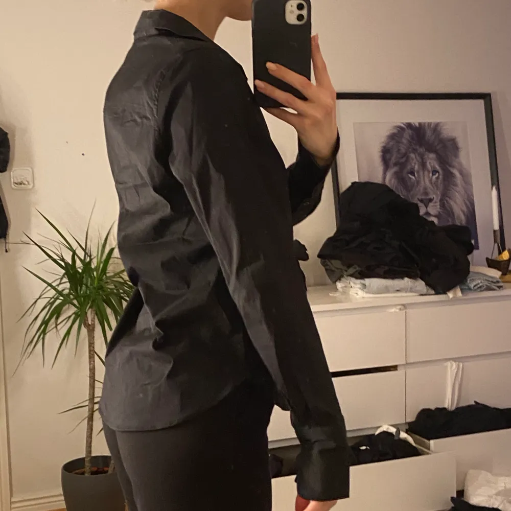 En ”slim fit” skjorta köpt på H&M. Strl 34. Stretchig i Frakt spårbart 66kr, ej spårbart 48kr💕materialet och väldigt skön. Knappt använd och i bra sick. . Skjortor.