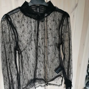 Spetstopp - Fin spetsblus från h&m i storlek xs (32).        Köparen står för eventuell frakt, skickar med billigaste alternativet eller annat enligt önskemål ☺️