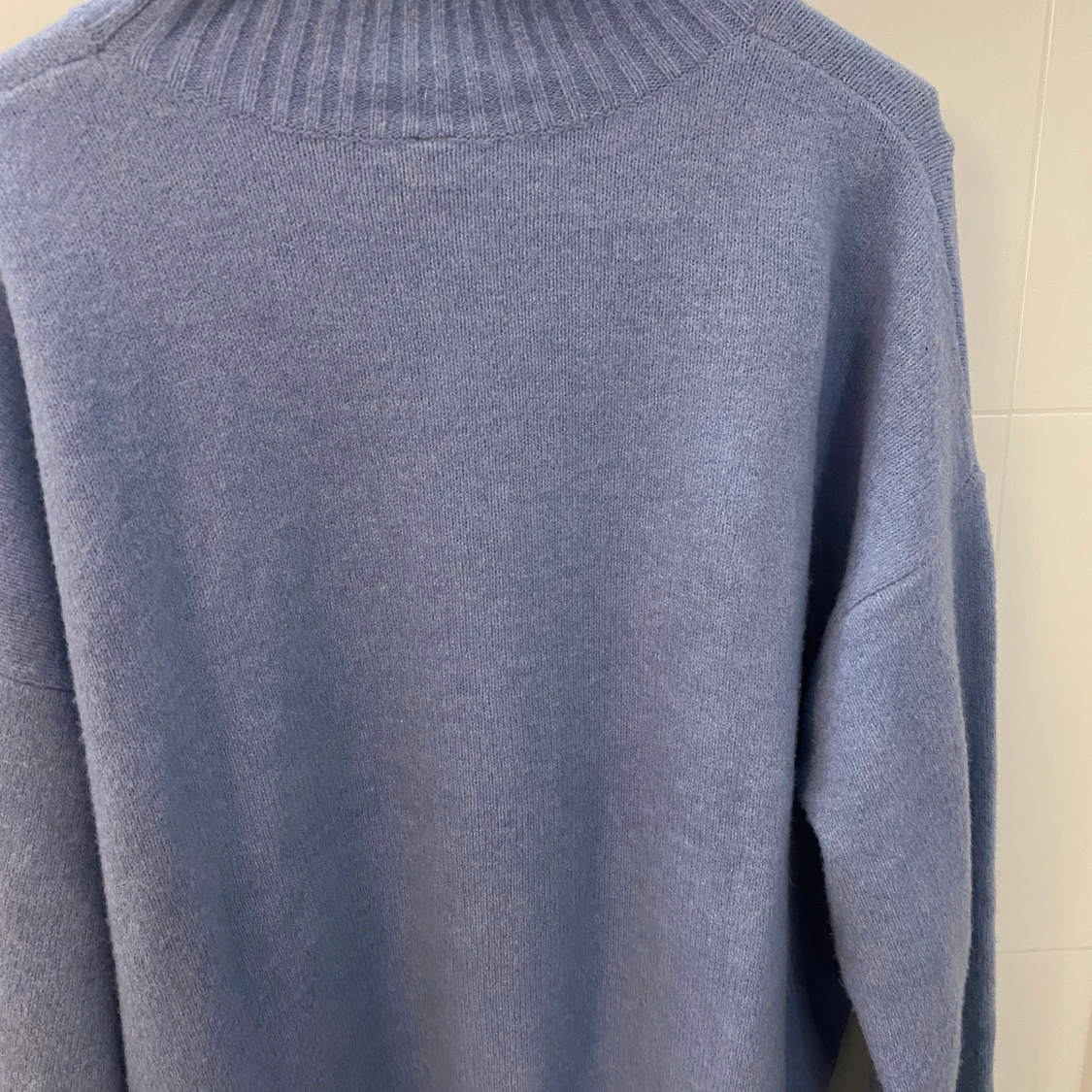 Snygg blå stickad tröja!  - 90