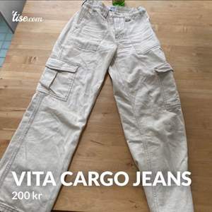 Säljer dessa vita cargo jeans då de ej passar längre. Lite oklar storlek men kolla sista bilden. Passar S. Köpare står för frakt. Vid frågor är det bara att höra av sig:)