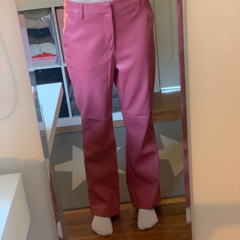 Byxor i en superfin rosa färg i skinnimitation som är lite för stora för mig. De är endast använda en gång så skicket är jättebra. De är raka i modellen/ lite bootcut. Jag är 163cm. Från Gina Tricot💗. Jeans & Byxor.