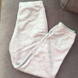Oanvända mjukisbyxor  - Oanvända mjukisbyxor, endast testade. Superskönt och fin. Den är i storlek S petite. Upplever att den är lite genomskinlig om man har färgglada underkläder. Frakt tillkommer. Skriv om du undrar något ❤️