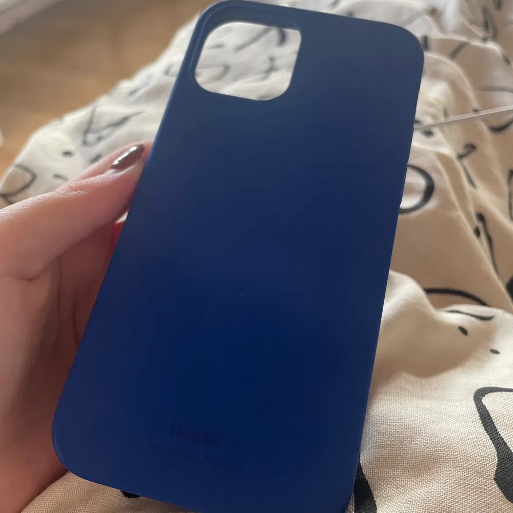 Jättefint kungsblått skal ifrån holdit som passar till iPhone 12! I nyskick då de köptes i slutet av sommaren! Mitt pris inkl frakt💙. Accessoarer.