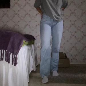 Jeans - Säljer dessa 90’s High waisted från Gina i strl 36 fast utan hål på knäna. Har så mkt jeans och säljer därför. Jag är 164 och brukar ha S. De är en aning lite stora på mig runt midjan, men sitter annars jättesnyggt baggy och slutar fint över skorna. 