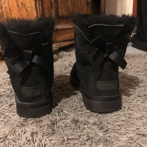Uggs - Jag säljer mina svarta uggs med rosett där bak köpte de föra året har använt dom några gånger säljer de nu eftersom jag inte använder de längre och de är äkta 