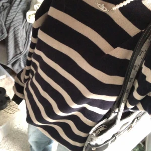 randig tröja - randig sweatshirt/tröja som jag thriftade! kom dessvärre inte till användning. storlek M, men passar till nästa dels alla. beror på om man vill ha oversize eller inte. annars är den jättefin utan några som helst skador<3