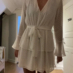 Långärmad klänning - Vit långärmad klänning i väldigt fint skick. 