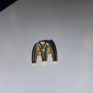 Mc donalds pin - Mc donalds pin som går att fästa på tröjor osv. Äger det från mitt föredetta jobb (donken). 