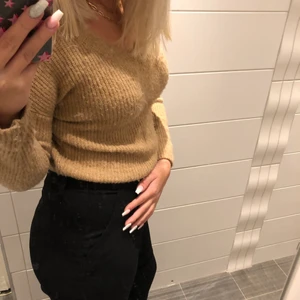 Stickad tröja - Suupermjuk tröja i barnstorlek 170. Passar utmärkt till mig som skiftar mellan s-m⚡️