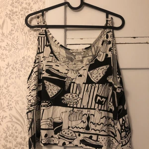 Svartvit Monki topp - Underbar grafisk topp från Monki med mattema 