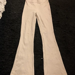 Byxor från GinaTricot  - Jättesköna byxor från Gina , använda men fortfarande väldigt fina. Storlek Xsmen har suttit bra på mig som vanligtvis har S. Säljer dem för 80 + frakt då jag köpte dem nya för 199kr 