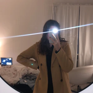 Kappa  - Fin beige kappa som säljs då jag inte får användning för den! Använd 1 gång & köpt i september 2021. Hoppas den kan komma till användning hos någon annan!