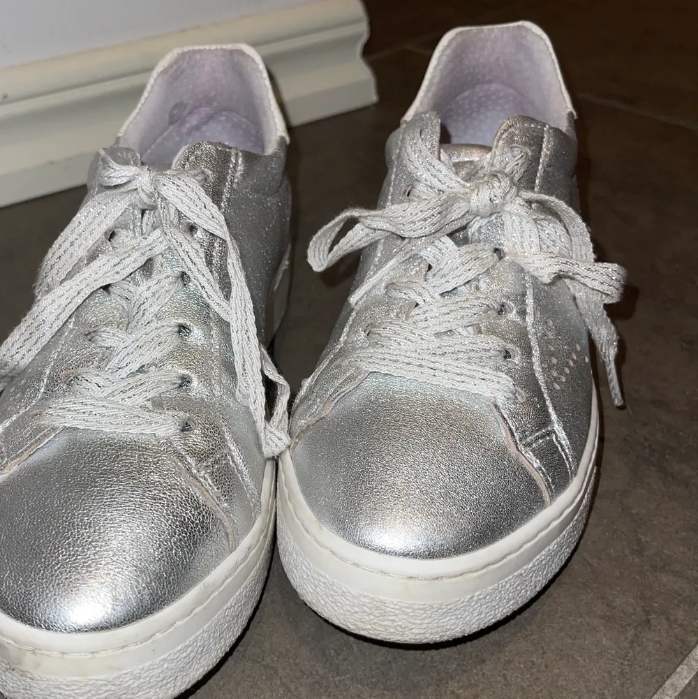 Säljer mina skitsnygga glittriga skor från ALPE från zalando som är slutsålda. Köpta för 1245 kr, använda ungefär 3 gånger. Skorna är i storlek 37 men kan användas av någon med 38 med. 💕💖. Skor.