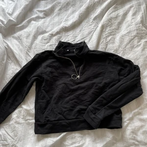 Sip tröja - En svart lite kroppar tröja från NAKD. Lite använd. Ganska tunt tyg.