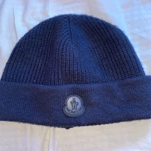 Moncler mössa  - Säljer splitter ny mössa som är använd minst 3 gånger köpt för 1 månad sen från miinto säljs för 1500kr ny pris 1800kr.