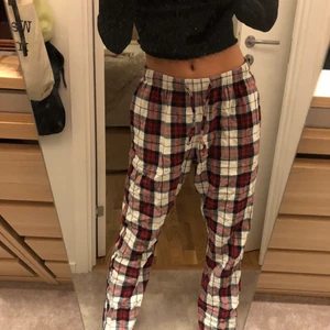 Pyjamasbyxor  - Hej! Jag säljer mina  snygga pyjamasbyxor från hm🥰säljer för 150kr+frakt❤️skriv privat vid frågor och intresse. (Kan ta fler bilder)