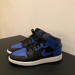Jordan 1 mid hyper royal  - Jordan 1 mid hyper royal Storlek eu 40 us 7  Cond 9/10, använda en gång  Kan mötas upp i Halmstad och Ljungby eller frakta, men då står köparen för frakten om inte annat överenskommits