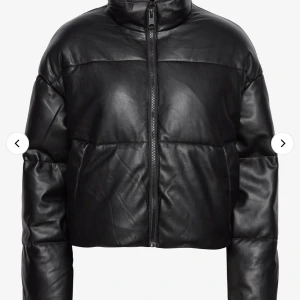 Vinterjacka Läderimitation  - Säljer denna vinterjacka i läderimitation från Lindex pga felköp men som jag ej kan lämna tillbaka pga tappade bort kvittot. Köpte den för någon vecka sedan så den är aldrig använd. Nypris 799. Köparen står för eventuell frakt. Betalning sker via swish. 🌸✨