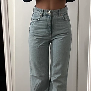 Zara jeans  - Säljer dessa zara jeans utan hål i strlk 36 ! Knappt använda ! 