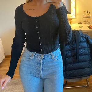 Svart topp - Svart fin topp som ny och inga fel, storlek s🤩💓