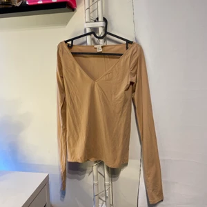 Beige långärmad tröja från H&M strl 38 - Långärmad beige tröja från H&M strl 38! Sitter fint använder ej! För bild på kom privat! Köpare står för frakt❤️