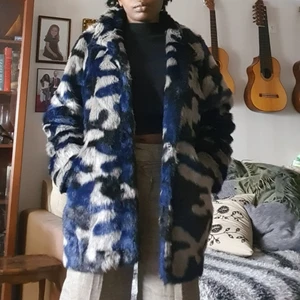 Super fin vinter: host och var jacka  - Passar till alla årstider och matcherar med allt. Jackan är I mycket bra skick och mysig med miltary print.passar xs_ m beror på hur man vill ha på sig. Finns fler bilder och den är slut såld 