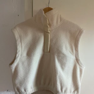 väst - en väst i fleece/teddymaterial från weekday.