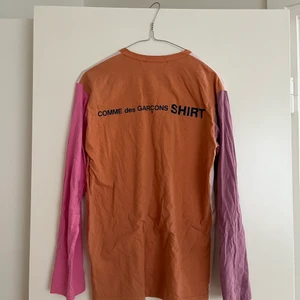 COMME DES GARCONS tröja - COMME DES GARCONS tröja, inköpt på paul and friends. använd fåtal gånger, i super bra skick! 