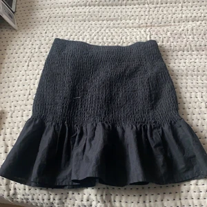 En jätte snygg hm kjol❤️ - En jätte snygg svart hm kjol som man kan ha som topp och kjol den köptes för cirka 3 månader sen men kände att jag har så mycket kjolar så vill att den kommer till användning av nån annan💕😍