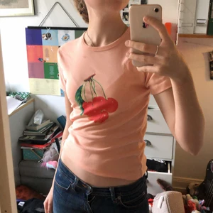 rosa urban outfitters babytee  - Gullig babytee från urban outfitters med körsbärsmotiv<3 kommer tyvärr inte till användning:( oanvänd och i nyskick. visas på en storlek small.