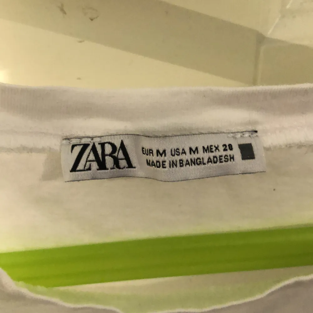 Endast använt en gång i somras! Helt ny nästan! Liten i storleken då det är Zara . T-shirts.