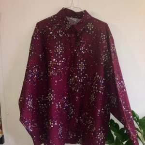 Vintage beyond retro skjorta oversize - Jättefin oversize skjorta från beyond retro. Ärmarna är pingvinstil. Mycket gott skick. Kan mötas eller skicka spårbart. Sitter snyggt men väldigt stort på mig med s. Passar s-l beroende på hur man vill den ska sitta.