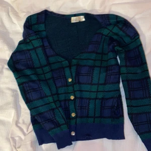 Cardigan - Gullig kofta! Saknar en knapp men går enkelt att byta ut med en pin (: