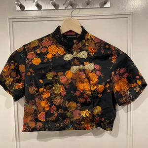 ASIATISKT inspirerad topp - Crop topp från prettylittlething med asiatiska tecken! Använd 1 gång 