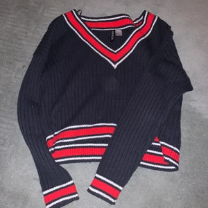 Stickad tröja - Cool stickad tröja från hm, v ringad och lätt magtröja. 