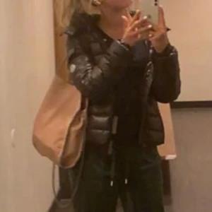 Moncler jacka - Moncler jacka äkta, jättebra skick💓