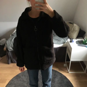 Svart teddyjacka Asos - Gosig svart teddyjacka från Asos!