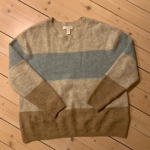 Randig stickad tröja från HM - Supermjuk randig stickad tröja från HM. Sparsamt använd och säljer för att jag inte längre använder