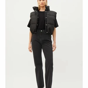 Weekday jeans - Jeans i Rowe från weekday i färgen echo black. Jeansen är i storlek 24/30. Säljer då de är lite små för mig (är 165 cm). Nypris 500 kr, säljer för 100 kr (ingår inte frakt i priset!)