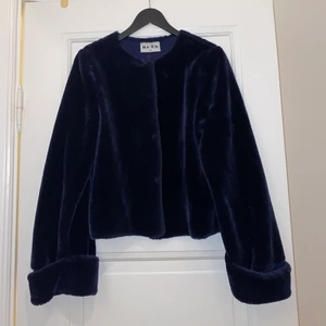 Mörkblå jacka  - Supersnygg mörkblå jacka i fakepäls från nakd. Försluts med knappar. Från Nakd, midellen säljs inte längre på hemsidan. Bra skick💙 