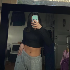 Svart Crop top - Säljer denna svarta Crop top då den är för liten för mig🥰
