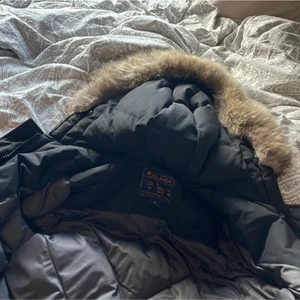 Woolrich jacka dam - Säljer min fina vinerjacka då den blivigt för liten. Jätte fint skick och köpt för 7/8.000 Köpte den för två år sen men endast använd en vinter. O jag har tyvär tappat bort kvittot därav priset. 
