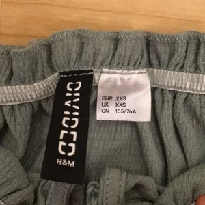 Fin olivmagtröja - Plagget är litet för mig och har aldrig använt den. Eftersom den va liten och jag fick den som present.