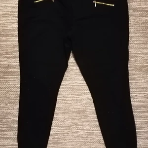 H&M jeggings - Svarta, stretchiga jeggings med guld detaljer från H&M i bra skick